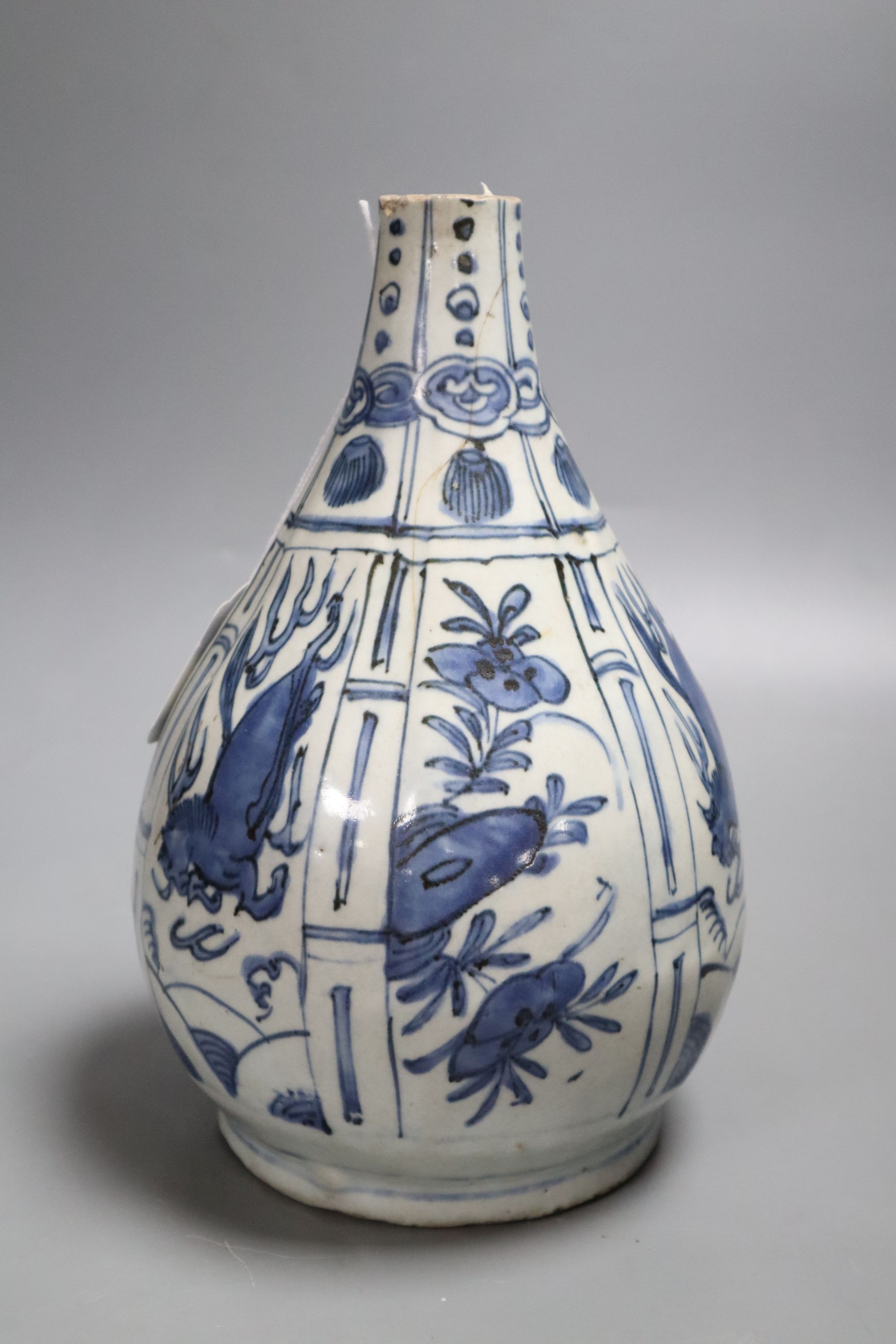 A Chinese late Ming Kraak porcelain vase, height 25cm